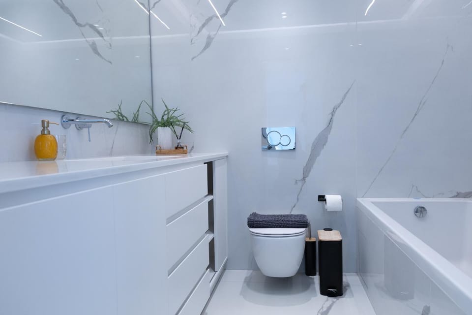 Toilet, Bathroom, Bath, towels, wardrobe, washing machine