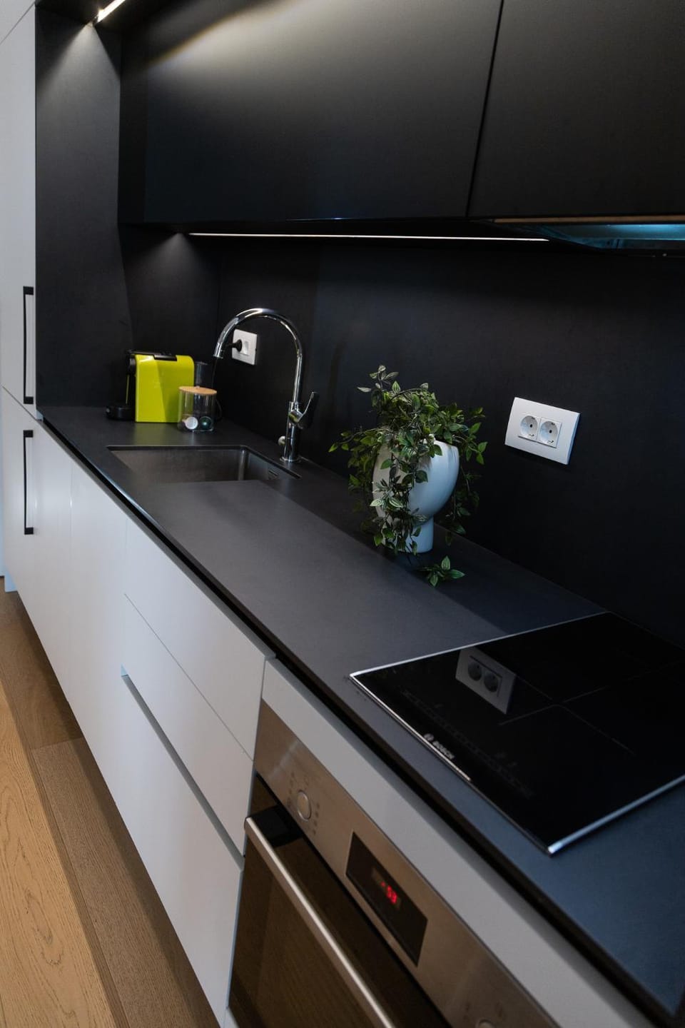 Coffee/tea facilities, Kitchen or kitchenette, oven, stove, stove, kitchen, kitchen
