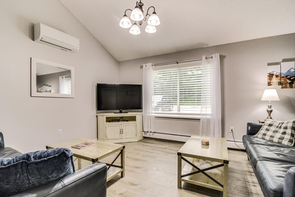 Resort Condo w/ Loft: 1 Mi to Attitash Mountain! House in Bartlett