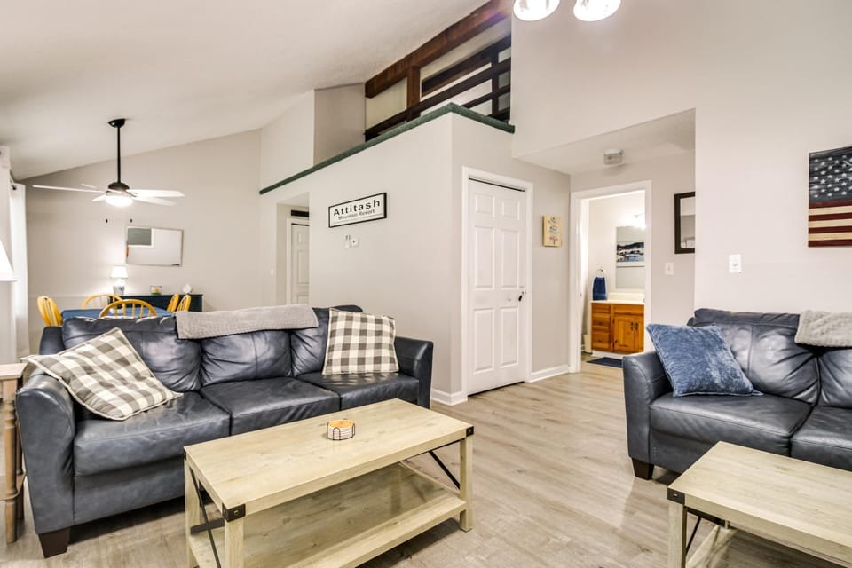 Resort Condo w/ Loft: 1 Mi to Attitash Mountain! House in Bartlett