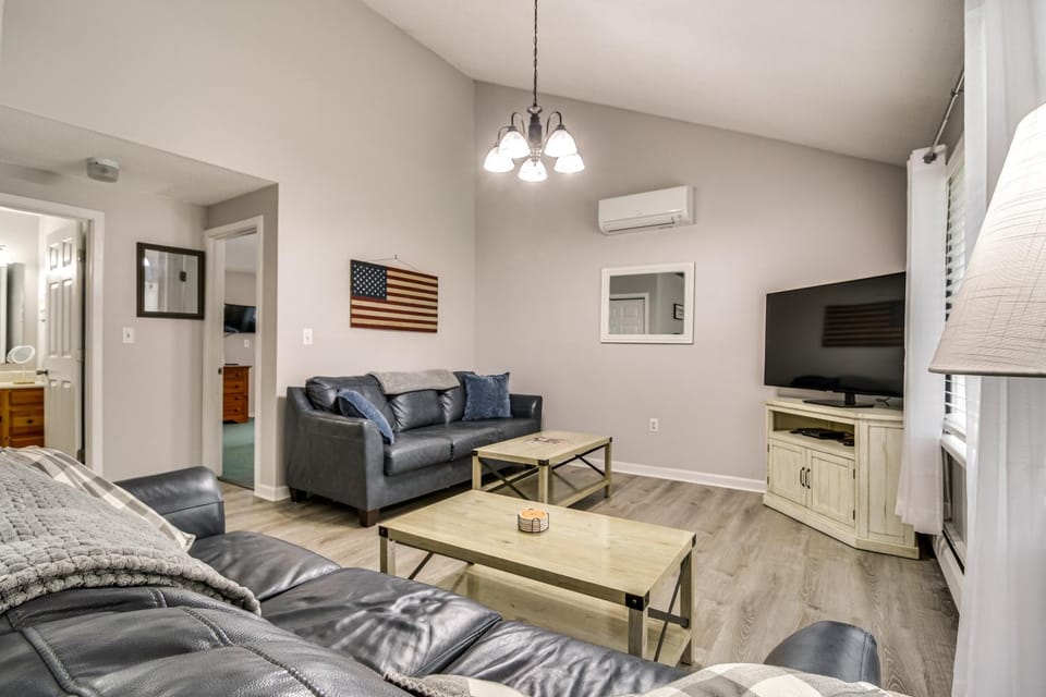 Resort Condo w/ Loft: 1 Mi to Attitash Mountain! House in Bartlett