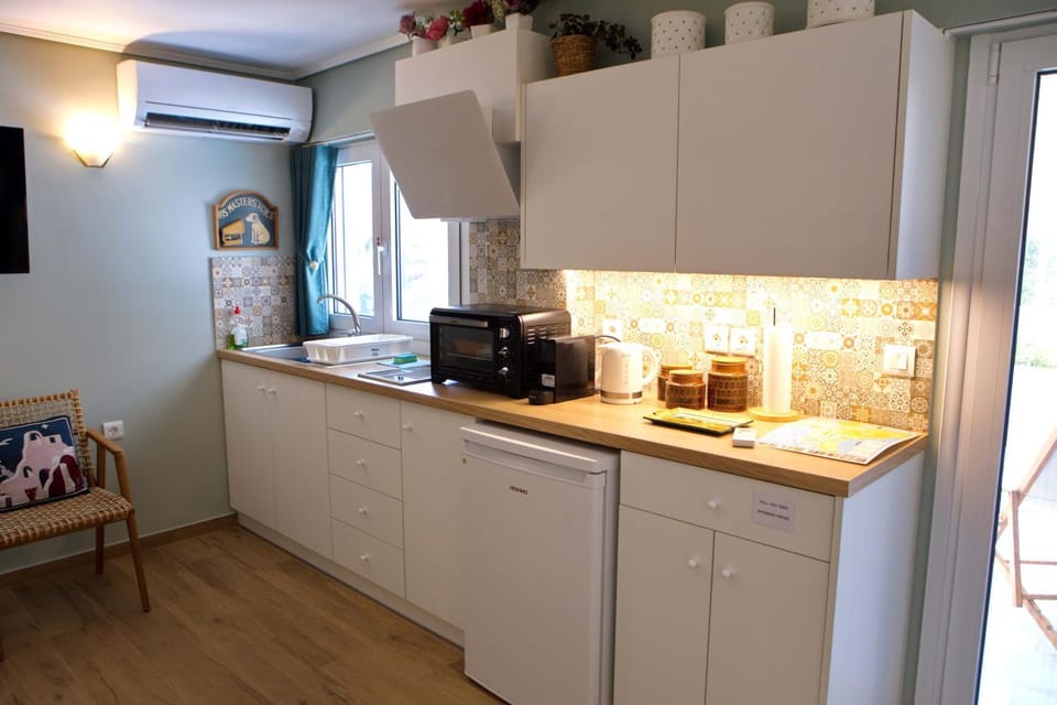 Coffee/tea facilities, Kitchen or kitchenette, oven, stove, air conditioner