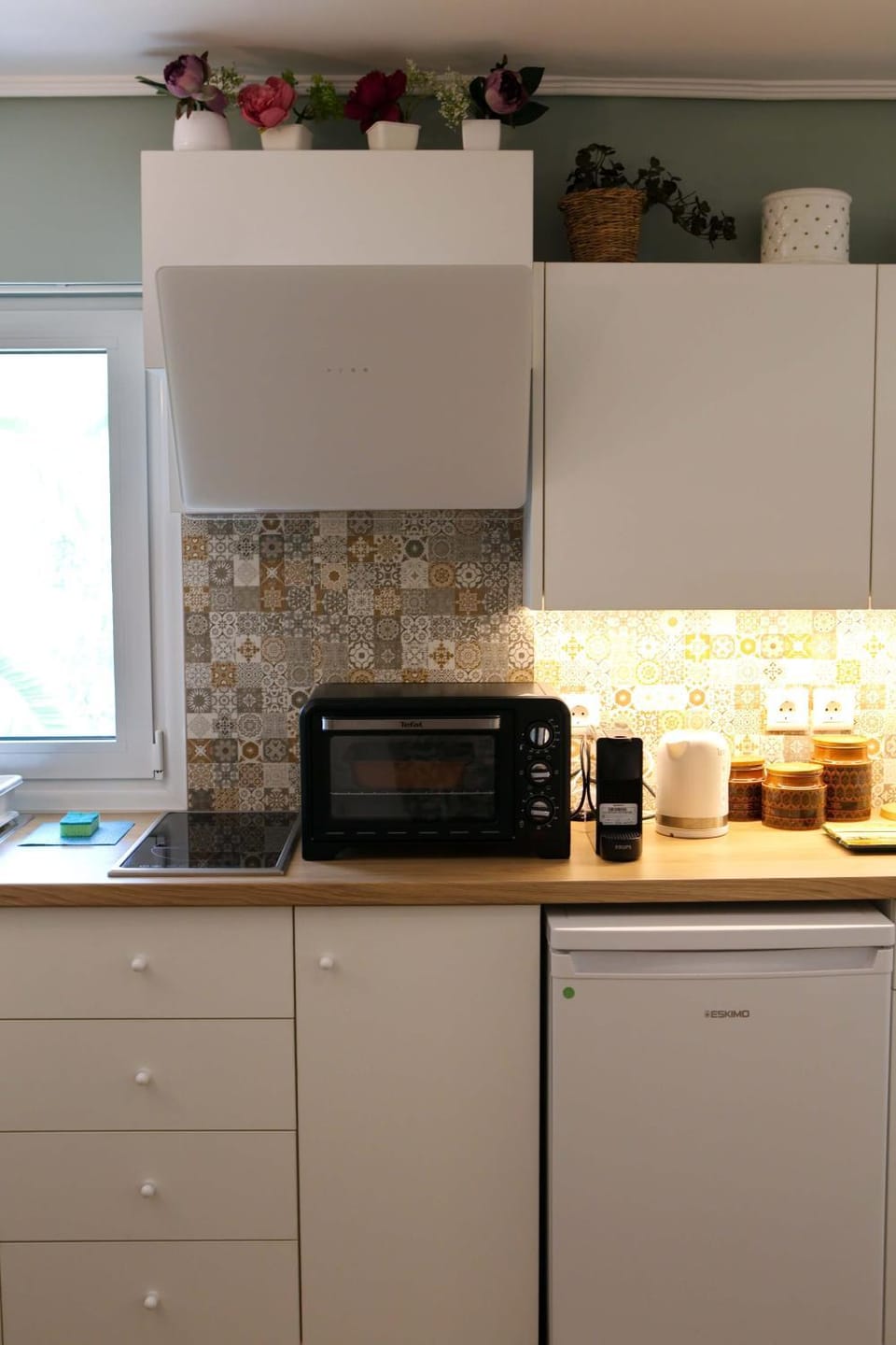 Coffee/tea facilities, Kitchen or kitchenette, oven, stove