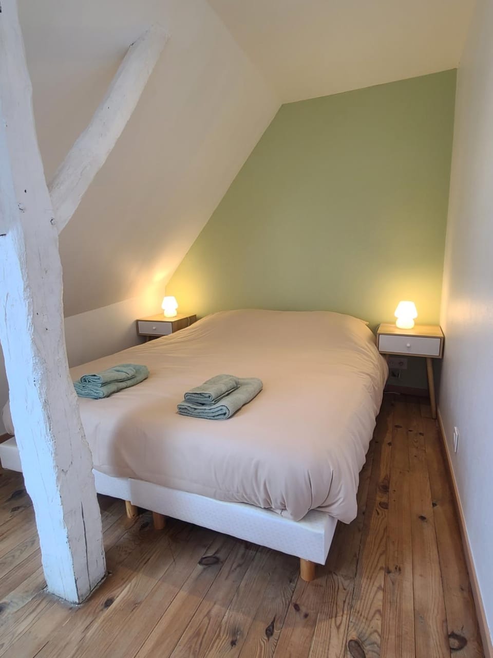 Bed, Bedroom, towels