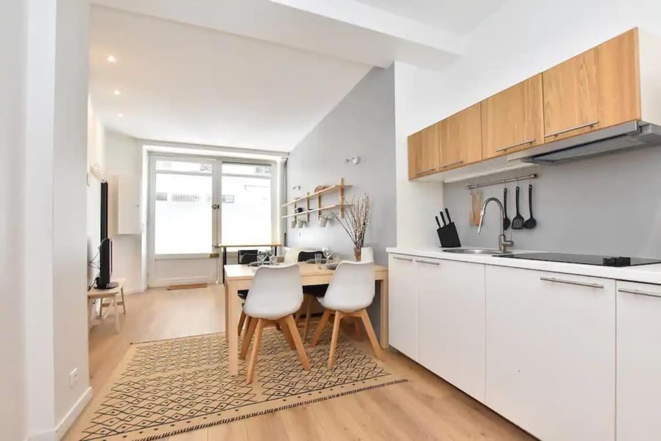 Appartement Design et Cosy Batignolles Apartment in Paris
