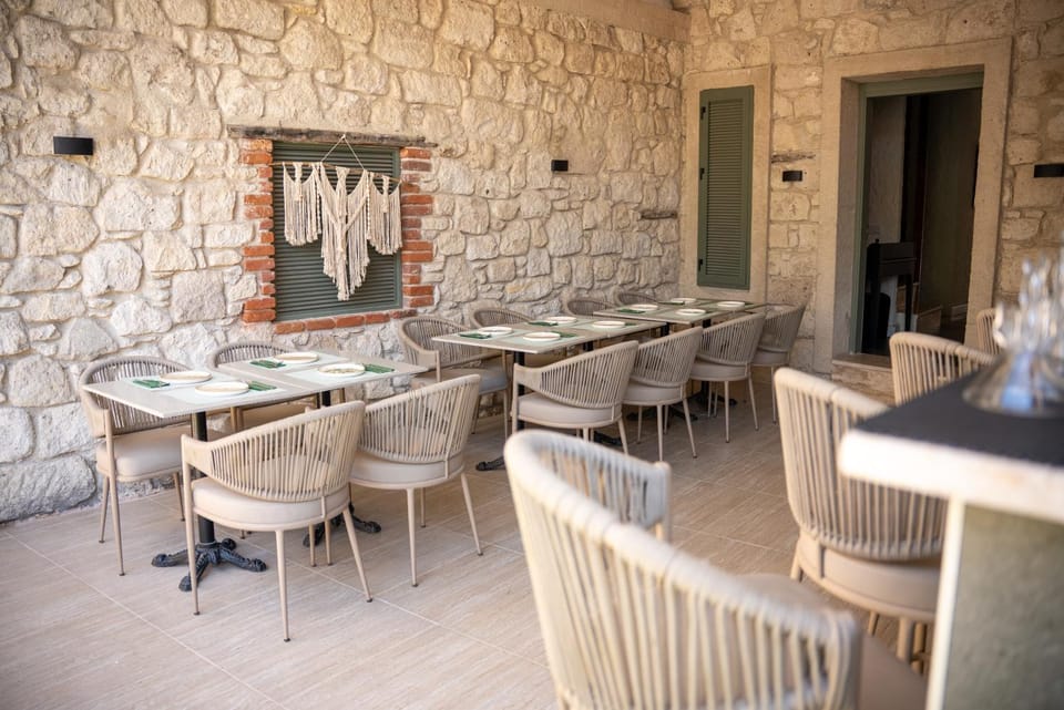 Restaurant/places to eat, Seating area, Dining area