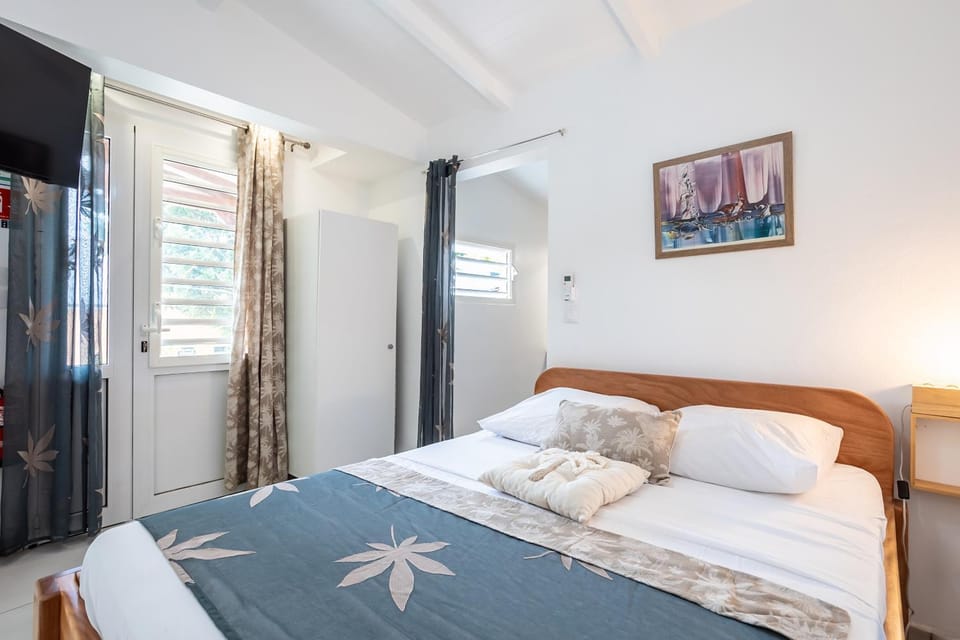 Bed, TV and multimedia, Photo of the whole room, Bedroom, wardrobe
