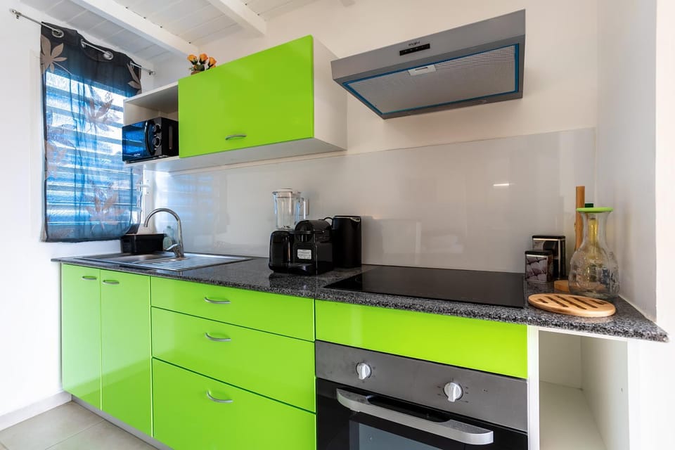 Coffee/tea facilities, Kitchen or kitchenette, oven, stove, toaster