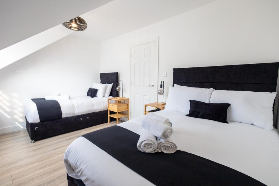 Bed, Bedroom, towels