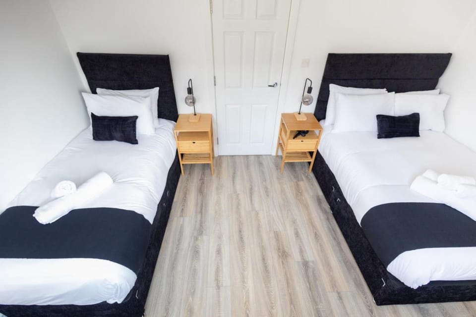 Watford 3-Bed - Sleeps 8 - Near Harry Potter Bus Apartment in Watford