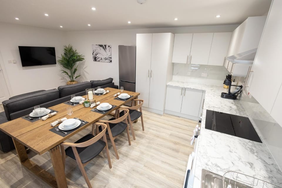 Kitchen or kitchenette, Dining area