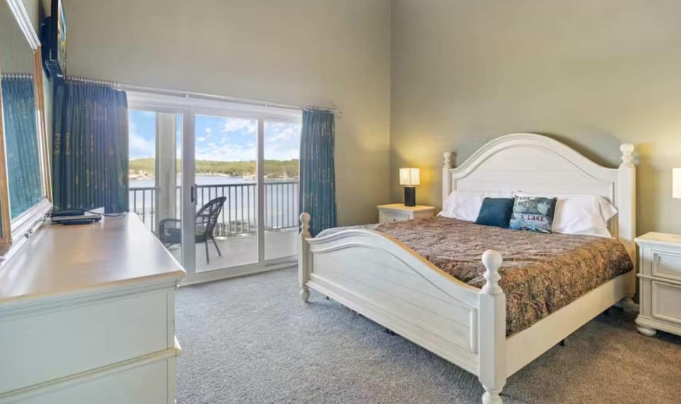 Lakeside Lookout House in Lake of the Ozarks