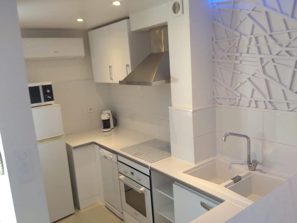 Kitchen or kitchenette, dishwasher, stove