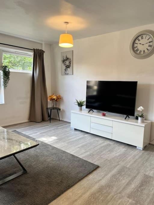 TV and multimedia, Living room, Seating area, Evening entertainment