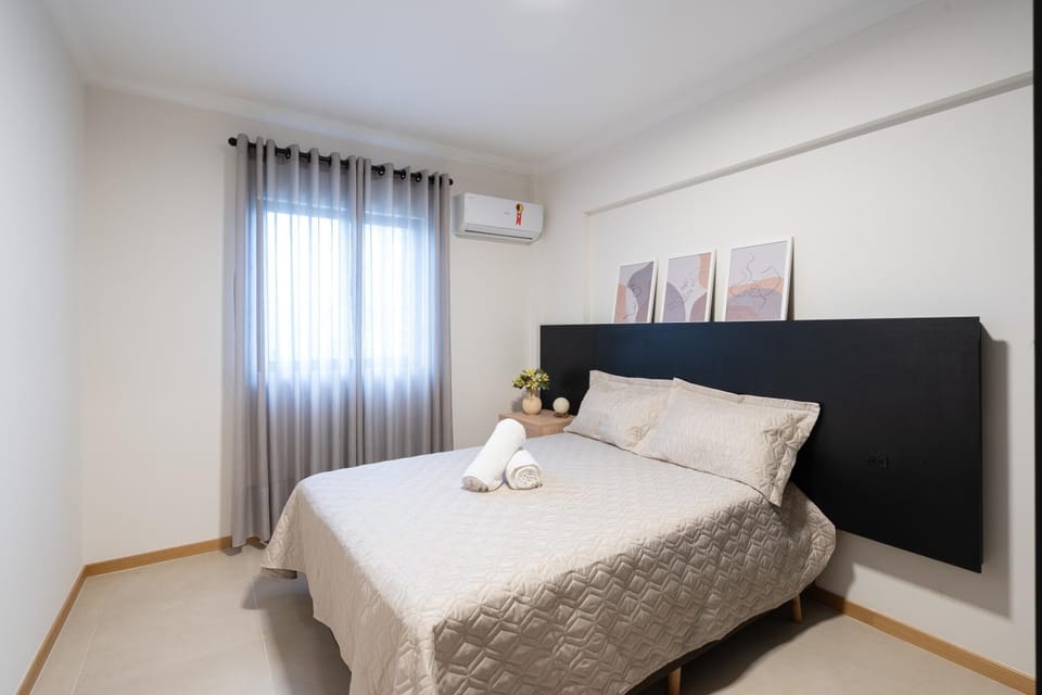 Photo of the whole room, towels, air conditioner