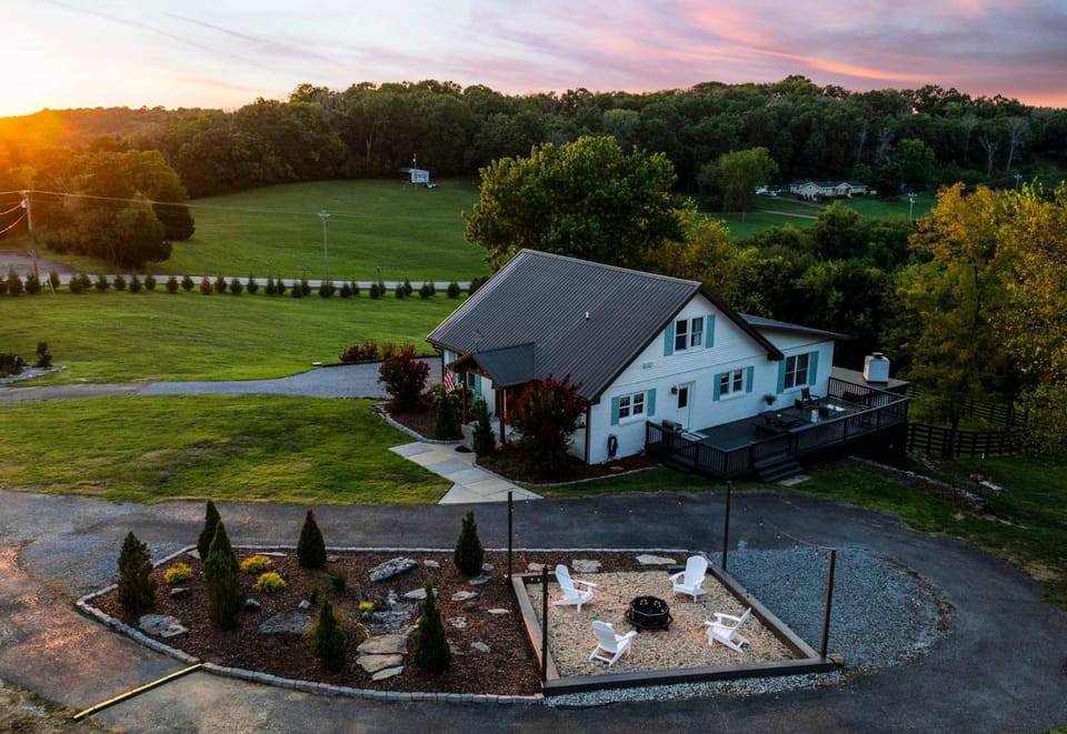 27 South - Large Lux Retreat With Hot Tub & Gameroom House in Tennessee