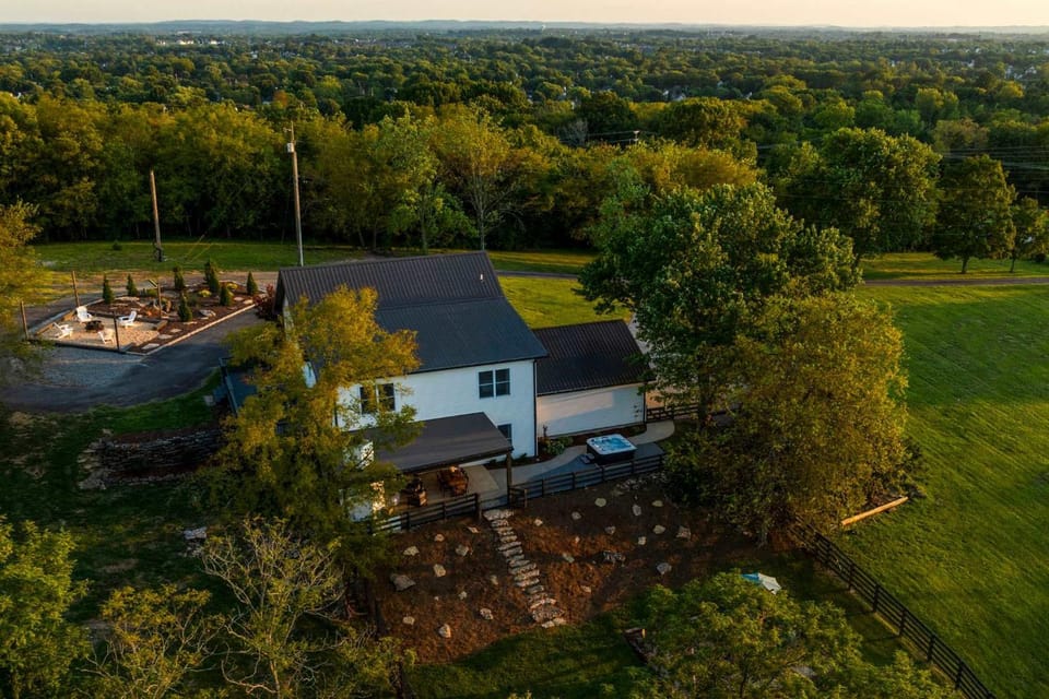 27 South - Large Lux Retreat With Hot Tub & Gameroom House in Tennessee
