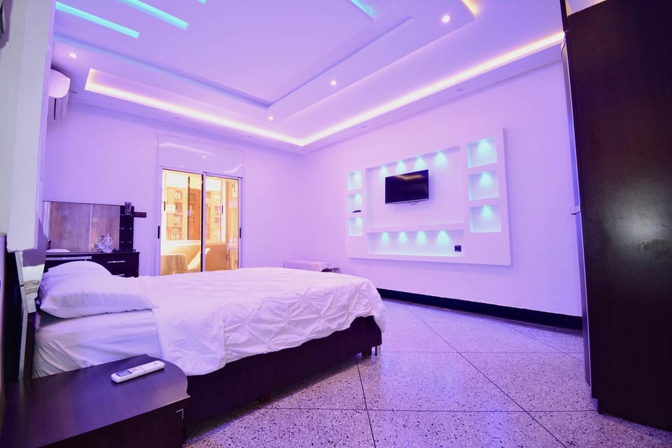 Bed, TV and multimedia, Photo of the whole room, Bedroom