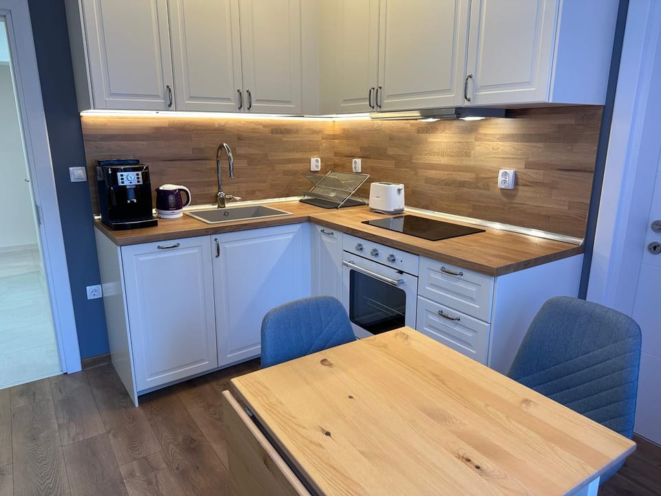 Coffee/tea facilities, Kitchen or kitchenette, Dining area, dishwasher, oven, stove, toaster
