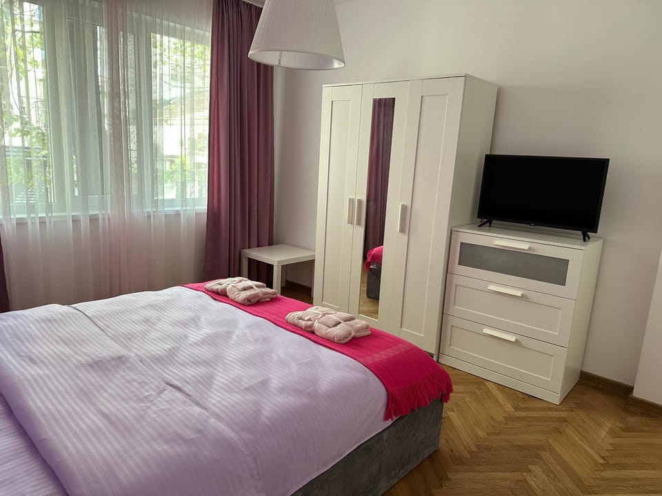 Bed, TV and multimedia, Bedroom, wardrobe