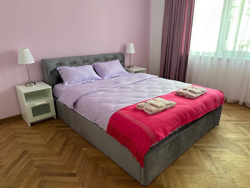 Bed, Bedroom, towels