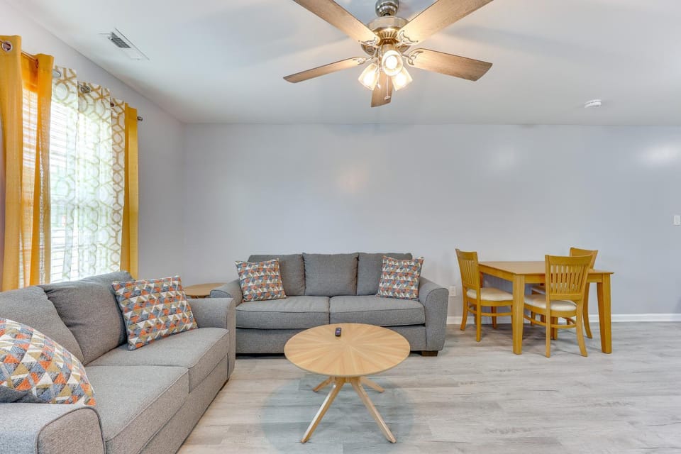 3 Mi to Brunswick Community College: Cozy Duplex! Apartment in Lockwoods Folly