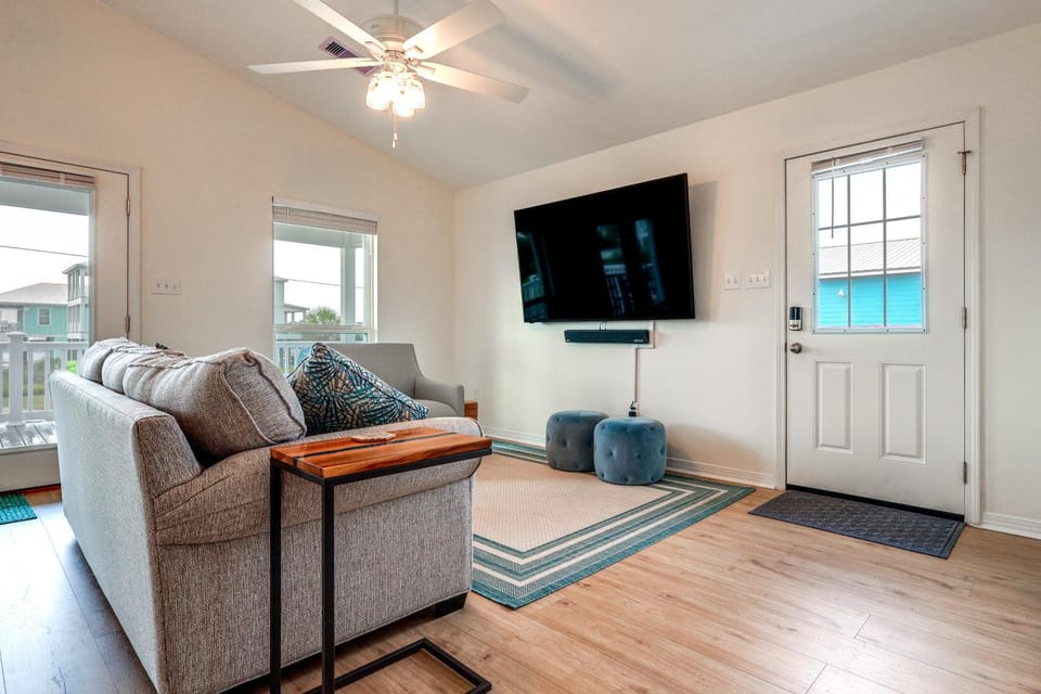 Gulf Shores Cottage w/ Water Views, Walk to Beach! House in West Beach