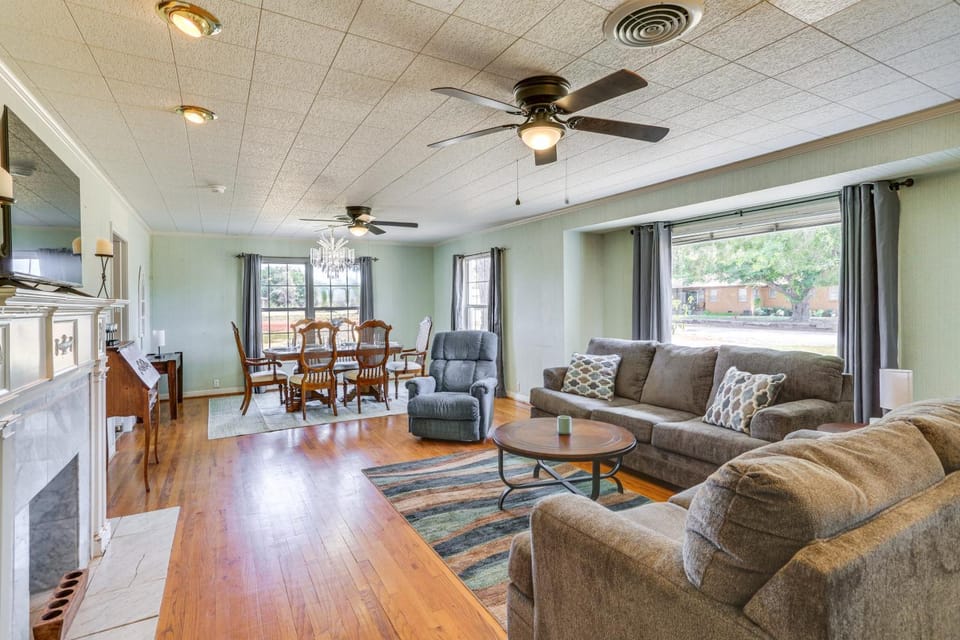 Pet Friendly Home w/ Yard & Grill in Crowell! House in Oklahoma