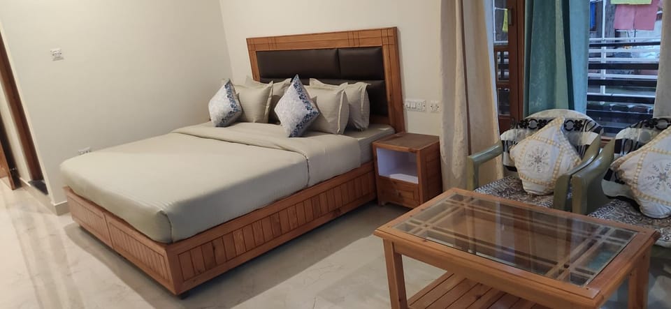 Bed, Seating area, Bedroom