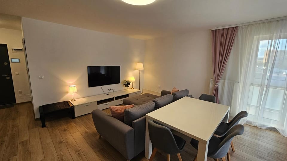 TV and multimedia, Living room, Seating area, Dining area