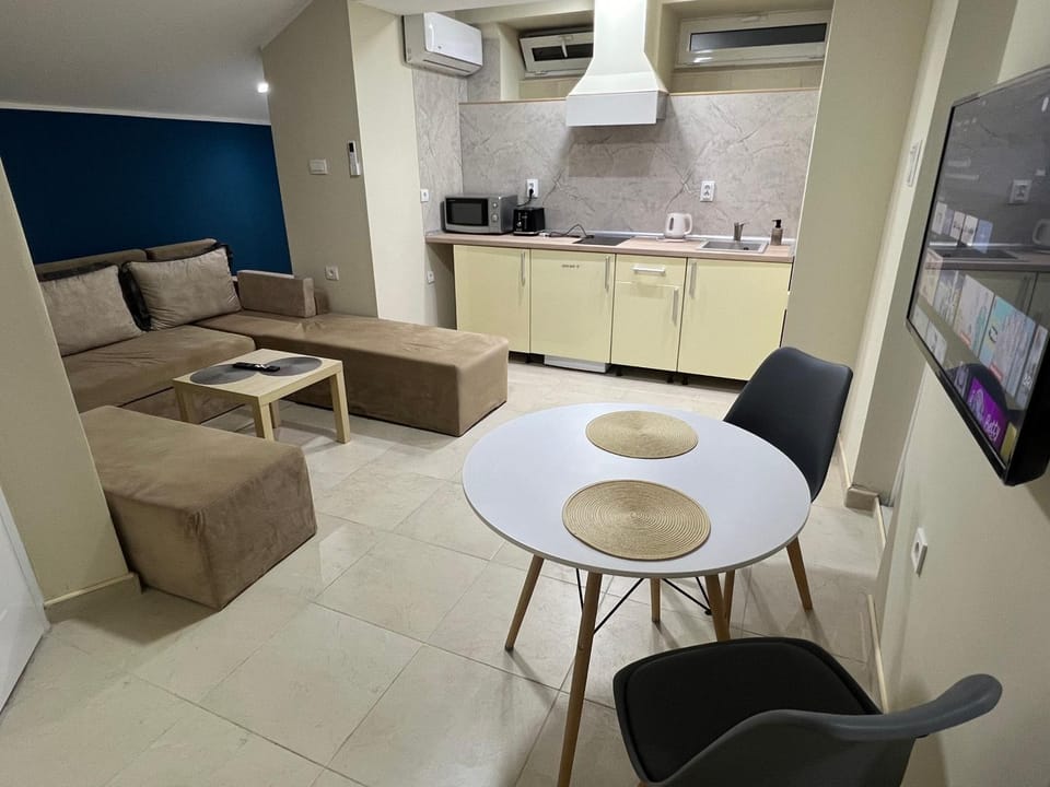 TV and multimedia, Kitchen or kitchenette, Living room, Seating area, Dining area, minibar, stove