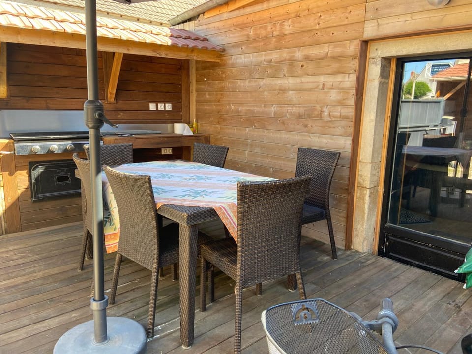 BBQ facilities, Dining area