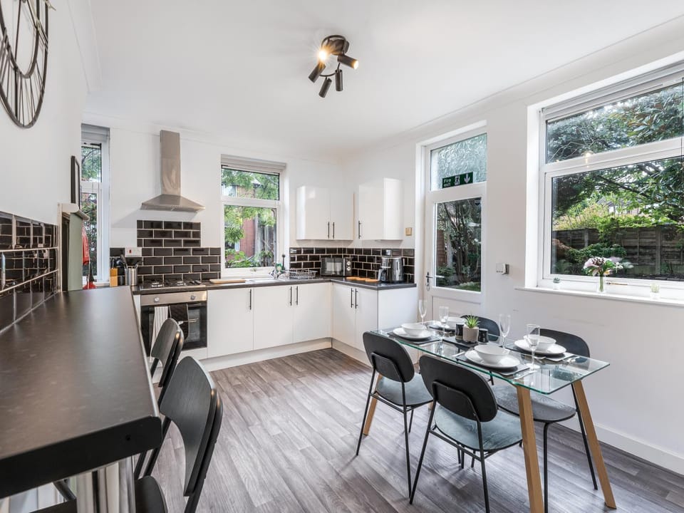 Kitchen or kitchenette, Dining area, stove