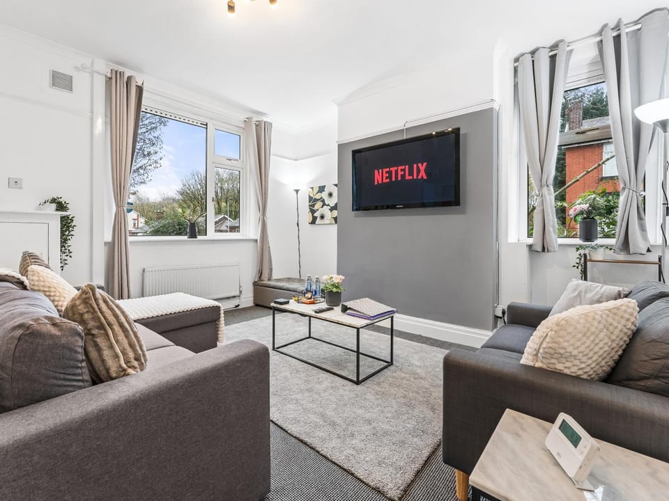 Communal lounge/ TV room, TV and multimedia, Living room, Seating area, Evening entertainment