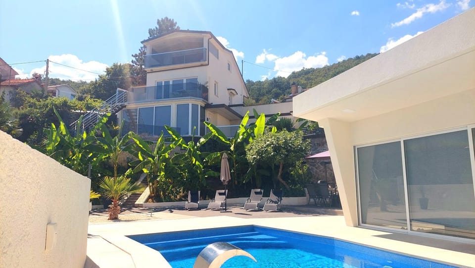 Property building, Day, Pool view, Swimming pool, sunbed