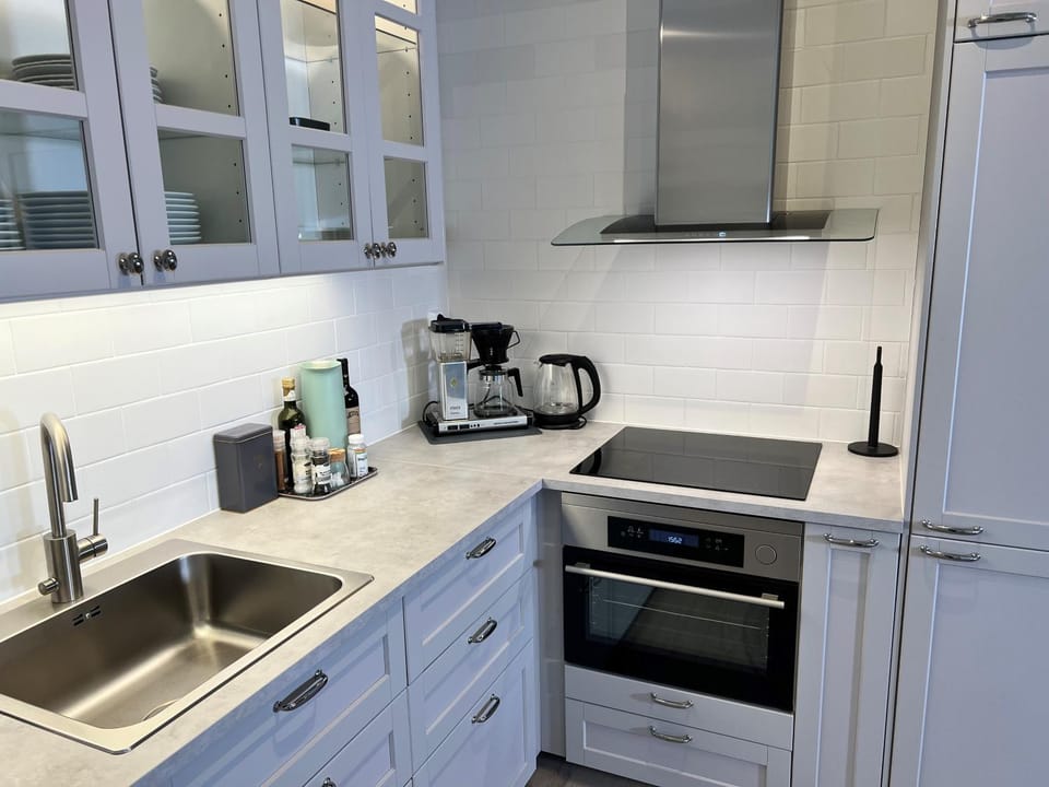 Coffee/tea facilities, Kitchen or kitchenette, stove