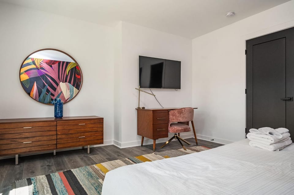 Bed, TV and multimedia, Photo of the whole room, Bedroom, towels