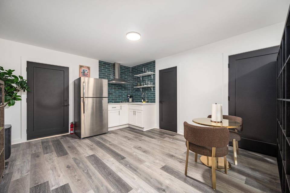 Kitchen or kitchenette, Dining area, stove