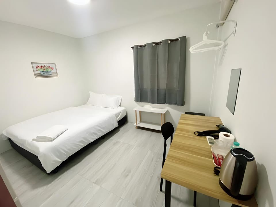 Bed, Coffee/tea facilities, Photo of the whole room, Dining area, Bedroom