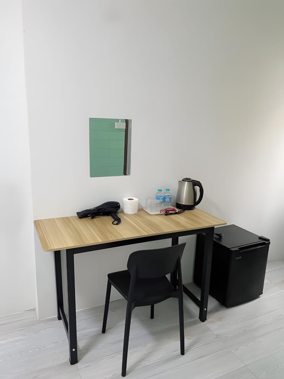 Coffee/tea facilities, Kitchen or kitchenette, Dining area, furniture