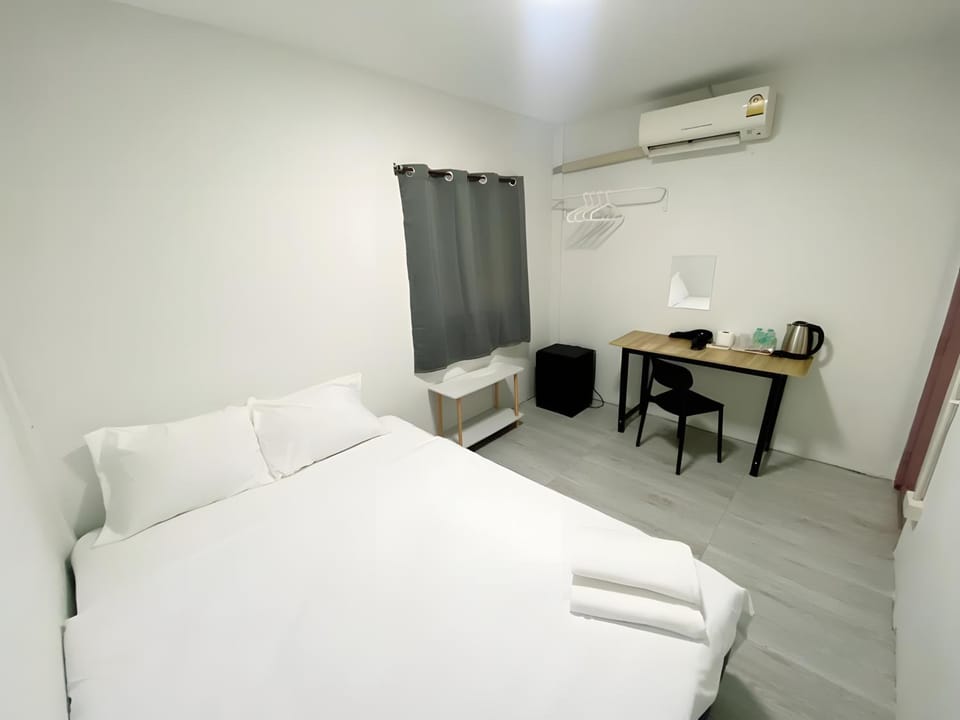 Bed, Photo of the whole room, Bedroom, towels, air conditioner