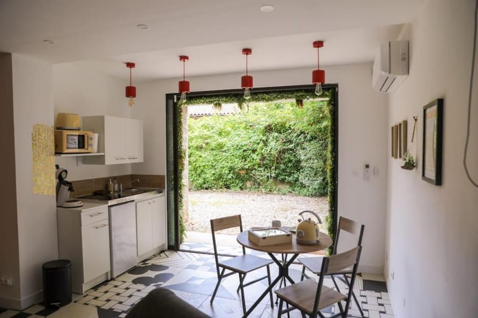 Kitchen or kitchenette, Dining area, oven, stove