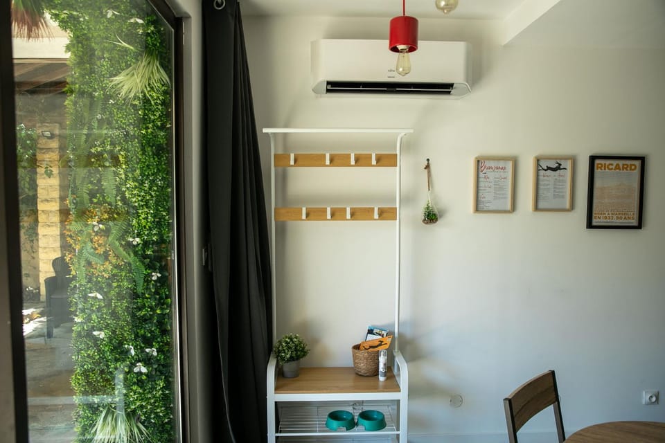 Seating area, air conditioner