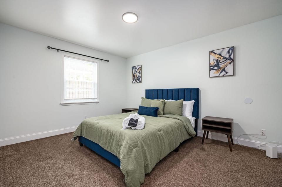 Bed, Photo of the whole room, Bedroom, towels