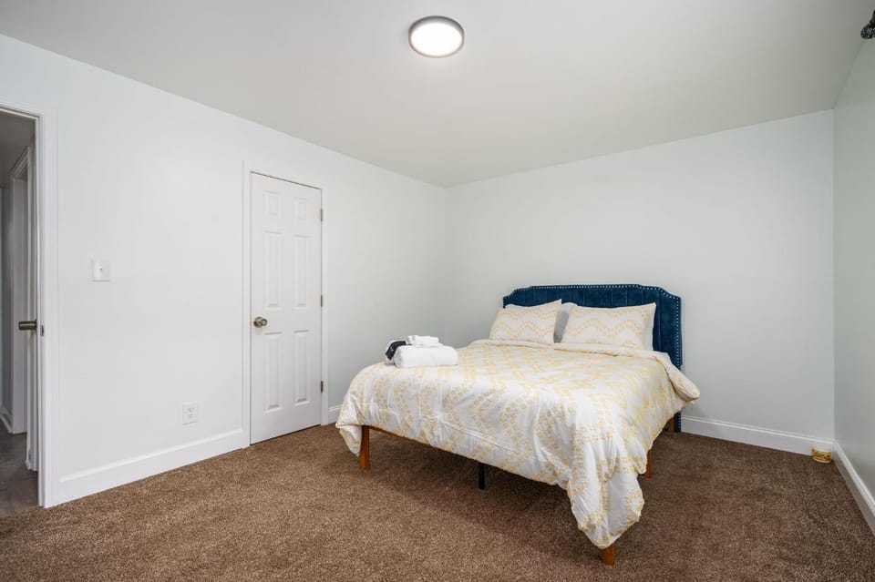 Bed, Photo of the whole room, Bedroom, towels