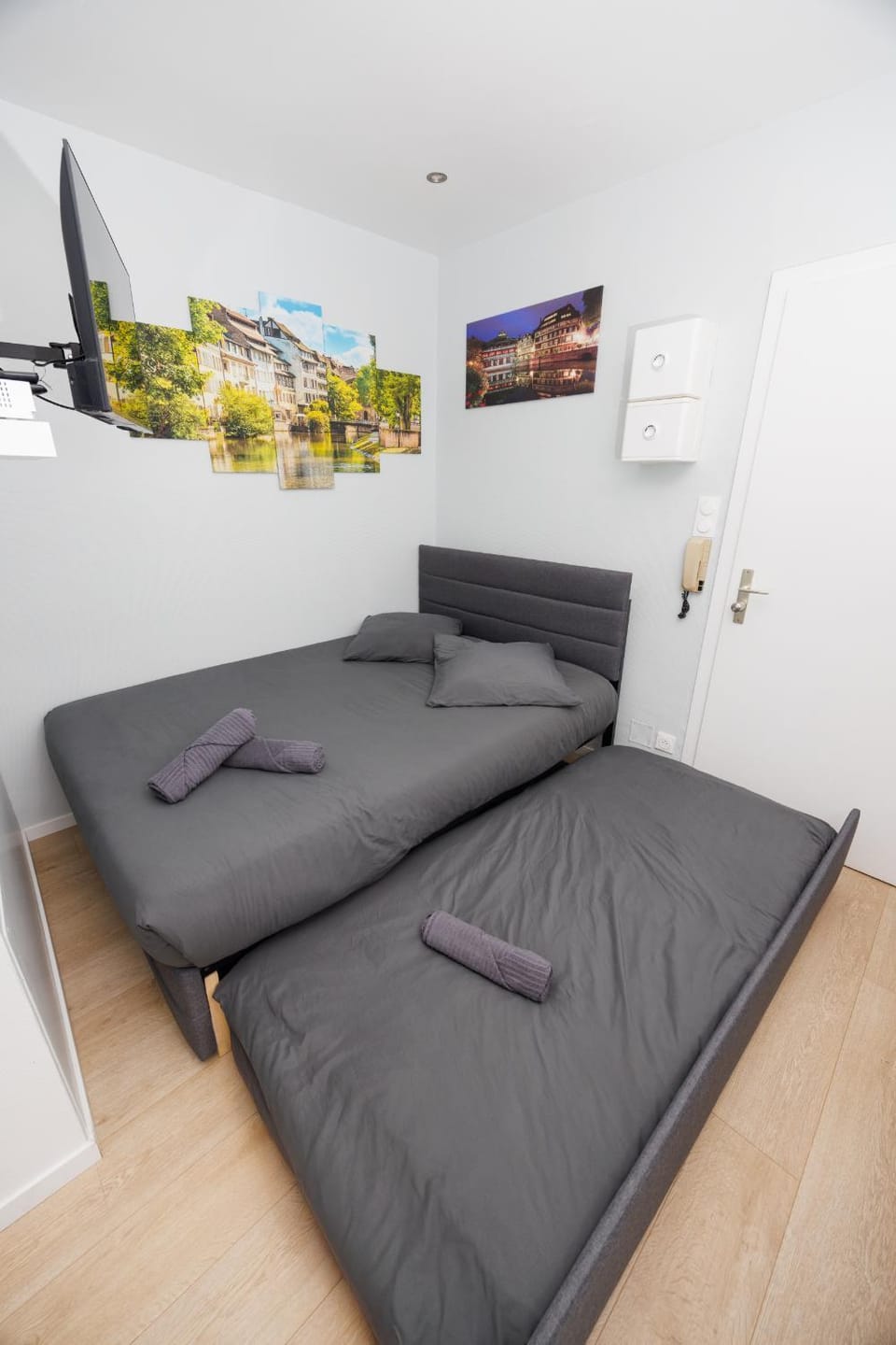 Bed, TV and multimedia, Bedroom