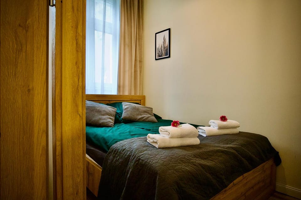 Bedroom, towels