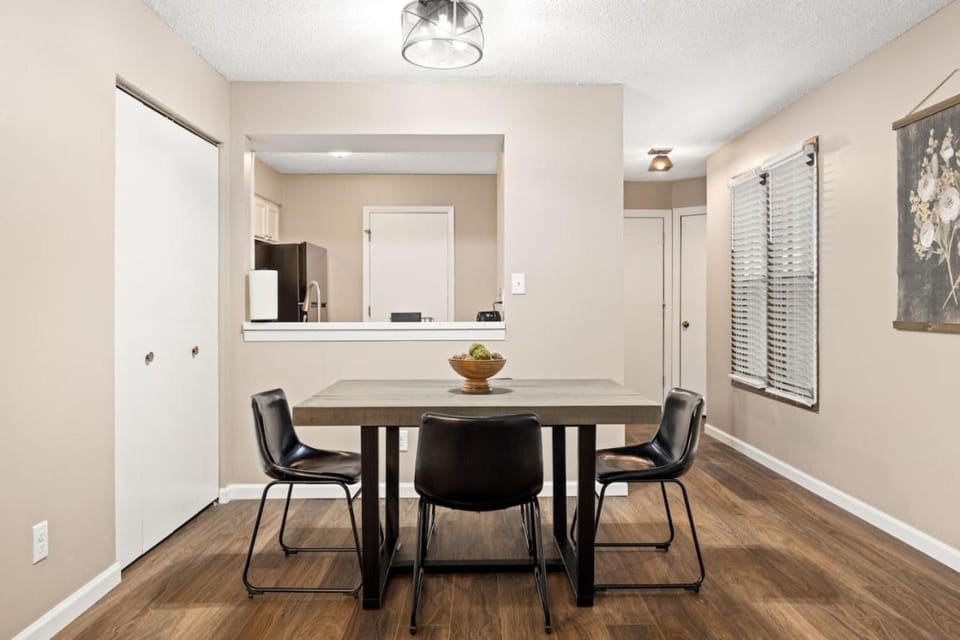 Whispering Willow Retreat 2BD 2BA Nature Oasis House in Peoria