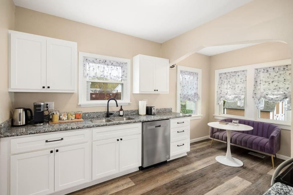 Tranquil 3 Bed Retreat Sleeps 7 House in Peoria