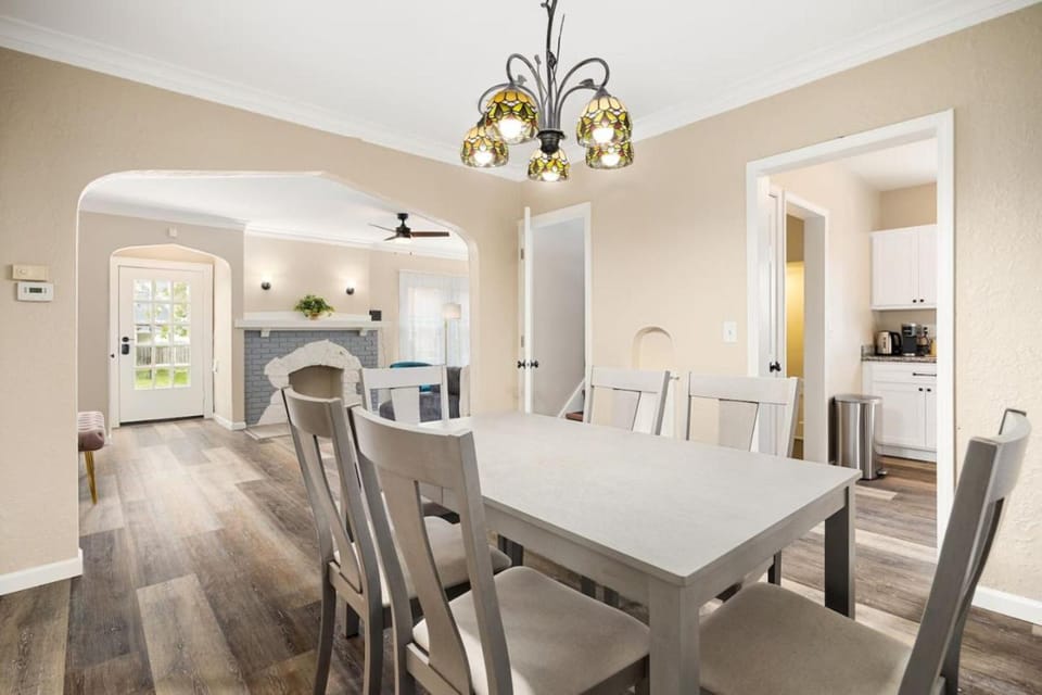 Tranquil 3 Bed Retreat Sleeps 7 House in Peoria